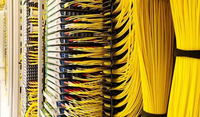 Fibre patch panel for cross-connects